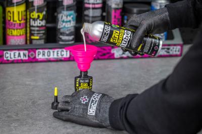 Muc-Off Mini Collapsible Silicone Funnel Produktbild 2