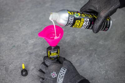 Muc-Off Mini Collapsible Silicone Funnel Produktbild 3