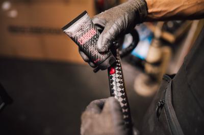 Muc-Off Carbon Gripper Produktbild 1